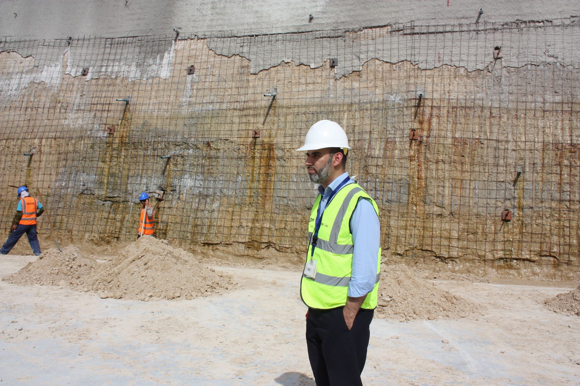 Geoporte engineer at a soil-nailed excavation wall